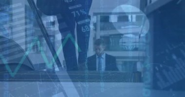 Çeşitli iş adamlarının yürümesi üzerine veri işleme animasyonu. küresel iş ve dijital arayüz kavramı dijital olarak oluşturulmuş video.