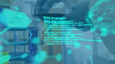 Laboratuvardaki bilim adamının veri işleme animasyonu. küresel bilim ve dijital arayüz kavramı dijital olarak oluşturulmuş video.