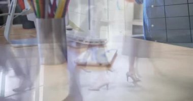 Bilgisayar kullanarak insanları bir kadının üzerinde yürütme animasyonu. küresel iş, başarı, bağlantılar ve dijital olarak oluşturulmuş video işleme konsepti.