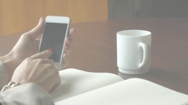 Akıllı telefon kullanan ve kafede kahve içen kadınların videosu. küresel bağlantılar, teknoloji kavramı.