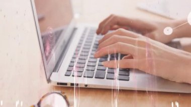 Laptop kullanan Kafkas iş kadını üzerindeki simgelerle bağlantı ağının animasyonu. Sosyal medya ve iletişim arayüzü kavramı dijital olarak oluşturulmuş video.