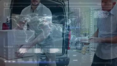 Kafkasyalı depo çalışanları üzerinde dijital arayüz animasyonu. küresel gönderim, dağıtım, iş, veri işleme ve teknoloji konsepti dijital olarak oluşturulmuş video.