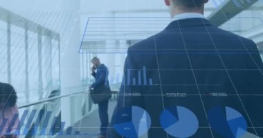 Çeşitli iş adamlarının yürümesi üzerine veri işleme animasyonu. küresel iş ve dijital arayüz kavramı dijital olarak oluşturulmuş video.