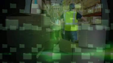 Kafkasyalı depo çalışanı üzerinde dijital arayüz animasyonu. küresel gönderim, dağıtım, iş, veri işleme ve teknoloji konsepti dijital olarak oluşturulmuş video.
