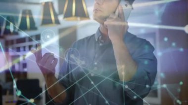 Kafkasyalı iş adamının tablet ve akıllı telefon kullanarak yaptığı bağlantıların animasyonu. küresel iş, bağlantılar ve veri işleme kavramı dijital olarak oluşturulmuş video.