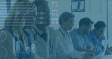 Çeşitli doktor grupları üzerinde veri işleme animasyonu. küresel tıp, teknoloji, veri işleme ve dijital arayüz kavramı dijital olarak oluşturulmuş video.