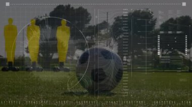 Arka planda çeşitli futbol oyuncuları üzerinde veri işleme animasyonu. küresel spor, rekabet ve veri işleme kavramı dijital olarak oluşturulmuş video.