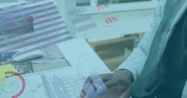 Afro-Amerikan iş adamının bilgisayar kullanarak veri işleme animasyonu. küresel iş, finans, bağlantılar ve dijital arayüz konsepti dijital olarak oluşturulmuş video.