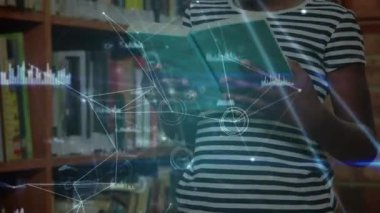 Kütüphanedeki Afrikalı Amerikalı liseli kız üzerinden bağlantı ağının animasyonu. okul, eğitim ve dijital arayüz kavramı dijital olarak oluşturulmuş video.