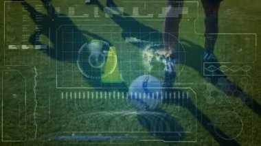 Arka planda çeşitli futbol oyuncuları üzerinde veri işleme animasyonu. küresel spor, rekabet ve veri işleme kavramı dijital olarak oluşturulmuş video.
