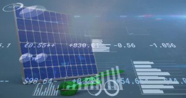 Güneş paneli üzerinden finansal veri işleme animasyonu. elektrik, enerji ve güç dağılımı dijital olarak oluşturulmuş video.
