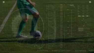 Arka planda çeşitli futbol oyuncuları üzerinde veri işleme animasyonu. küresel spor, rekabet ve veri işleme kavramı dijital olarak oluşturulmuş video.