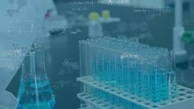 Laboratuvardaki bilim adamının veri işleme animasyonu. küresel bilim ve dijital arayüz kavramı dijital olarak oluşturulmuş video.