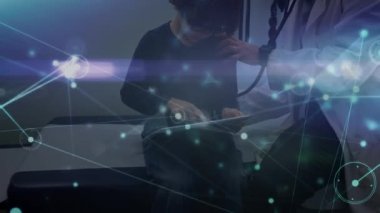 Kafkas erkek doktor tarafından incelenen çocuk üzerindeki bağlantı ağının animasyonu. tıp, sağlık, bağlantılar ve teknoloji konsepti dijital olarak oluşturulmuş video.