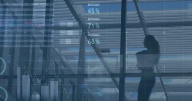 Çeşitli iş adamlarının yürümesi üzerine veri işleme animasyonu. küresel iş ve dijital arayüz kavramı dijital olarak oluşturulmuş video.