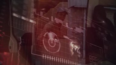 Kafkasyalı depo çalışanı üzerinde dijital arayüz animasyonu. küresel gönderim, dağıtım, iş, veri işleme ve teknoloji konsepti dijital olarak oluşturulmuş video.