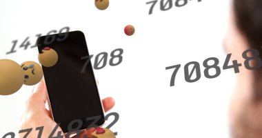 Sosyal medya simgeleri ve akıllı telefon kullanarak kadının üzerine düşen numaralar. küresel sosyal medya, ağ oluşturma ve iletişim konsepti dijital olarak oluşturulmuş görüntü.