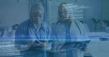 Çeşitli doktor grupları üzerinde veri işleme animasyonu. küresel tıp, teknoloji, veri işleme ve dijital arayüz kavramı dijital olarak oluşturulmuş video.