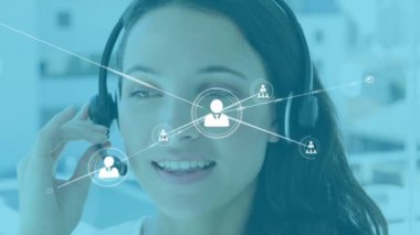 Kafkasyalı kadın danışman yerine ikonlarla olan bağlantıların animasyonu. küresel iş, bağlantılar ve teknoloji konsepti dijital olarak oluşturulmuş video.