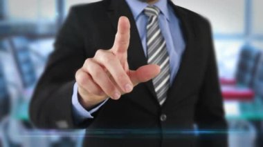 Dokunmatik ekran kullanarak beyaz iş adamının üzerindeki simgelerle bağlantı ağının animasyonu. küresel iş, bağlantılar ve teknoloji konsepti dijital olarak oluşturulmuş video.