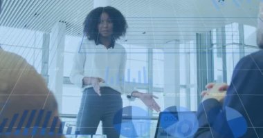 Toplantıda çeşitli iş adamlarının veri işleme animasyonları. küresel iş ve dijital arayüz kavramı dijital olarak oluşturulmuş video.