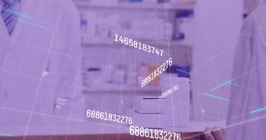 Ödeme terminalini kullanan adamın finansal veri işleme animasyonu. küresel çevrimiçi alışveriş, iş, finans, veri işleme ve dijital arayüz kavramı dijital olarak oluşturulmuş video.