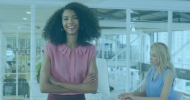 Ofisteki çeşitli iş kadınlarıyla ilgili istatistik ve veri işleme animasyonları. küresel iş, finans ve veri işleme kavramı dijital olarak oluşturulmuş video.