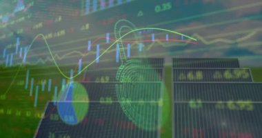 Güneş paneli üzerinden finansal veri işleme animasyonu. elektrik, enerji ve güç dağılımı dijital olarak oluşturulmuş video.