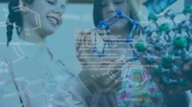 Kafkasyalı öğrencilerin laboratuvarda veri işleme animasyonları. küresel bilim ve dijital arayüz kavramı dijital olarak oluşturulmuş video.