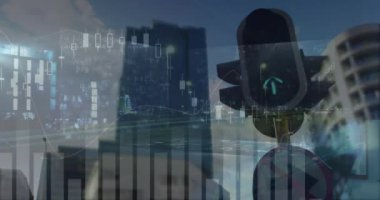 Şehir manzarası üzerinde veri işleme animasyonu. küresel veri işleme, teknoloji ve bağlantılar konsepti dijital olarak oluşturulmuş video.