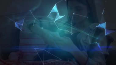Animasyon bağlantıları ve akıllı telefon kullanan melez bir kadın yerine dünya. küresel ağ, bağlantılar ve teknoloji konsepti dijital olarak oluşturulmuş video.