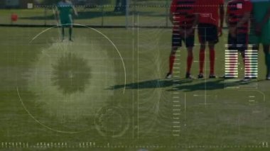 Arka planda çeşitli futbol oyuncuları üzerinde veri işleme animasyonu. küresel spor, rekabet ve veri işleme kavramı dijital olarak oluşturulmuş video.