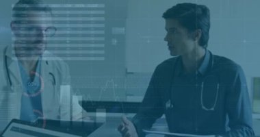 Çeşitli doktor grupları üzerinde veri işleme animasyonu. küresel tıp, teknoloji, veri işleme ve dijital arayüz kavramı dijital olarak oluşturulmuş video.