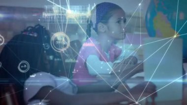 Çeşitli okul çocukları ve dünya çapındaki bağlantıların animasyonu. okul, eğitim ve dijital arayüz kavramı dijital olarak oluşturulmuş video.