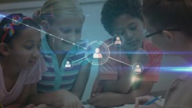 Öğretmenle farklı okul çocukları arasındaki bağlantı ağının animasyonu. okul, eğitim ve dijital arayüz kavramı dijital olarak oluşturulmuş video.
