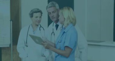 Çeşitli doktor grupları üzerinde veri işleme animasyonu. küresel tıp, teknoloji, veri işleme ve dijital arayüz kavramı dijital olarak oluşturulmuş video.