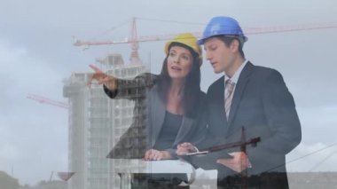 Kafkasyalı bir grup mühendis üzerinde bir inşaat alanının animasyonu. küresel iş, mühendislik, bağlantılar ve teknoloji konsepti dijital olarak oluşturulmuş video.