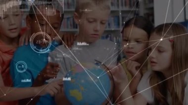 Çeşitli okul çocukları ve dünya çapındaki bağlantıların animasyonu. okul, eğitim ve dijital arayüz kavramı dijital olarak oluşturulmuş video.
