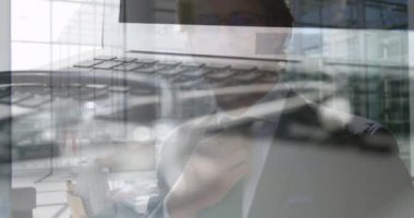 Klavyede iş adamları üzerine steteskop animasyonu. küresel tıp, teknoloji, veri işleme ve dijital arayüz kavramı dijital olarak oluşturulmuş video.