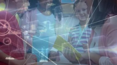 Not defterleriyle çeşitli okul çocukları arasında bağlantı ağının animasyonu. okul, eğitim ve dijital arayüz kavramı dijital olarak oluşturulmuş video.