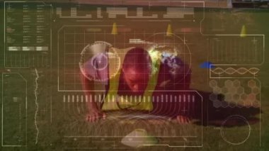 Arka planda Afro-Amerikan futbolcunun veri işleme animasyonu var. küresel spor, rekabet ve veri işleme kavramı dijital olarak oluşturulmuş video.