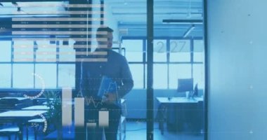 Kafkas işadamının gülümsemesi üzerine veri işleme animasyonu. küresel iş, finans, bağlantılar ve dijital arayüz konsepti dijital olarak oluşturulmuş video.