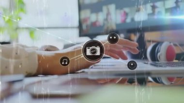 Laptop kullanan Kafkas iş kadını üzerindeki simgelerle bağlantı ağının animasyonu. Sosyal medya ve iletişim arayüzü kavramı dijital olarak oluşturulmuş video.