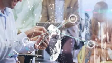 Tablet kullanan farklı iş adamlarının simgeleriyle bağlantı ağının animasyonu. Sosyal medya ve iletişim arayüzü kavramı dijital olarak oluşturulmuş video.
