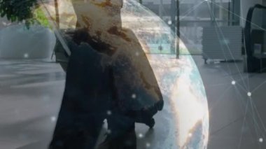 Ofiste bavulla yürüyen iş adamının bacaklarının üzerindeki bağlantıların animasyonu. küresel iş, bağlantılar ve veri işleme kavramı dijital olarak oluşturulmuş video.