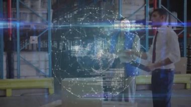 Kafkasyalı depo çalışanları üzerinde dijital arayüz animasyonu. küresel gönderim, dağıtım, iş, veri işleme ve teknoloji konsepti dijital olarak oluşturulmuş video.