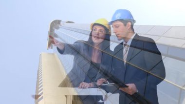 Kafkasyalı bir grup mühendis üzerinde bir inşaat alanının animasyonu. küresel iş, mühendislik, bağlantılar ve teknoloji konsepti dijital olarak oluşturulmuş video.