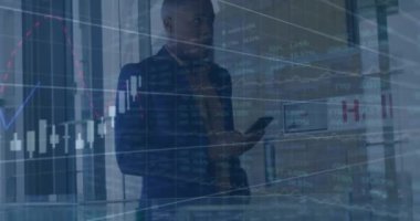 Afro-Amerikan iş adamının akıllı telefon kullanarak veri işleme animasyonu. küresel iş ve dijital arayüz kavramı dijital olarak oluşturulmuş video.