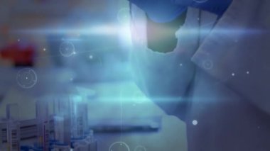 Laboratuvar çalışanının elinde numuneyle bağlantı ağının animasyonu. tıp, bilim, bağlantılar ve teknoloji konsepti dijital olarak oluşturulmuş video.