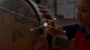 Küresel melez bir okul çocuğuyla bağlantı ağının animasyonu. küresel bağlantılar, ağlar, eğitim ve seyahat konsepti dijital olarak oluşturulmuş video.